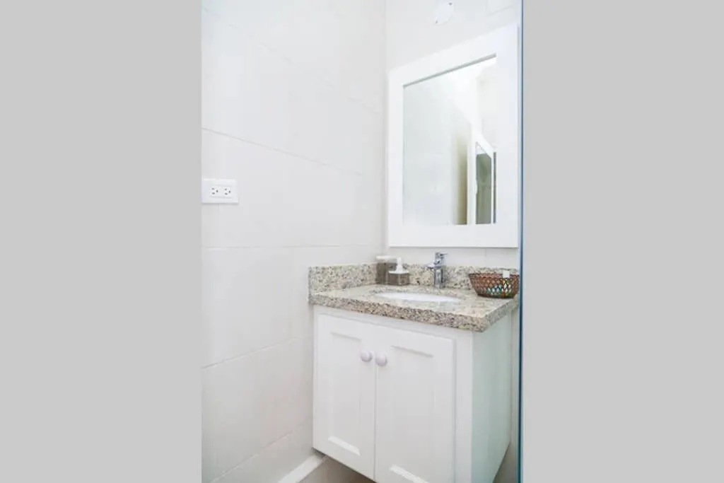 Choose To Be Happy At Surbiton Square - Two Bedroom Townhouse Kingston 0*,