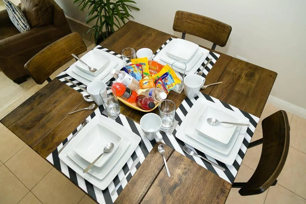 Villa Choose To Be Happy At Surbiton Square - Two Bedroom Townhouse Kingston