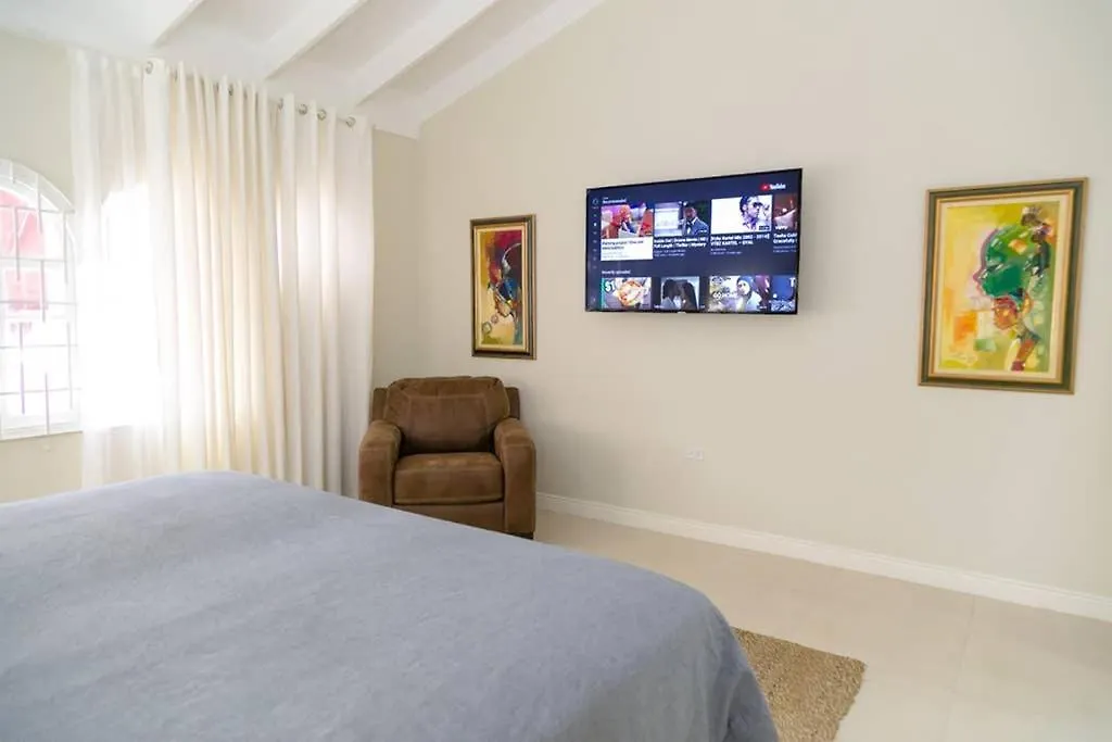 Villa Choose To Be Happy At Surbiton Square - Two Bedroom Townhouse Kingston